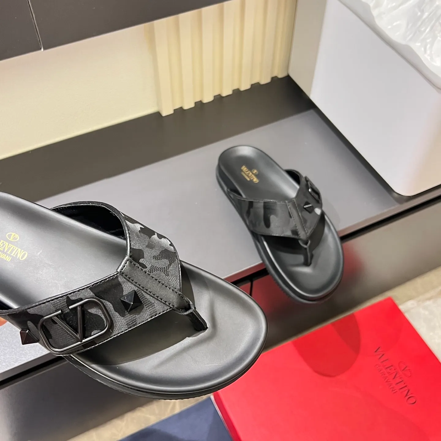 p300《VALENTINO》Warren Men🧍‍♂️Spring and Summer New Style. Cowhide logo flat slippers, elegant sandals, the same style worn by celebrities, original molding, imported calfskin. Rubber outsole. Soft and durable, full set of counter packaging, 38-44!